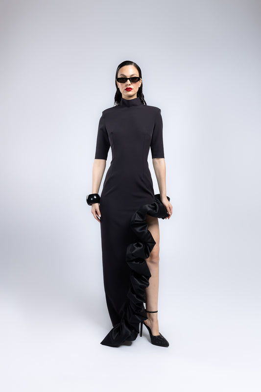 Abito lungo con rouches nello spacco