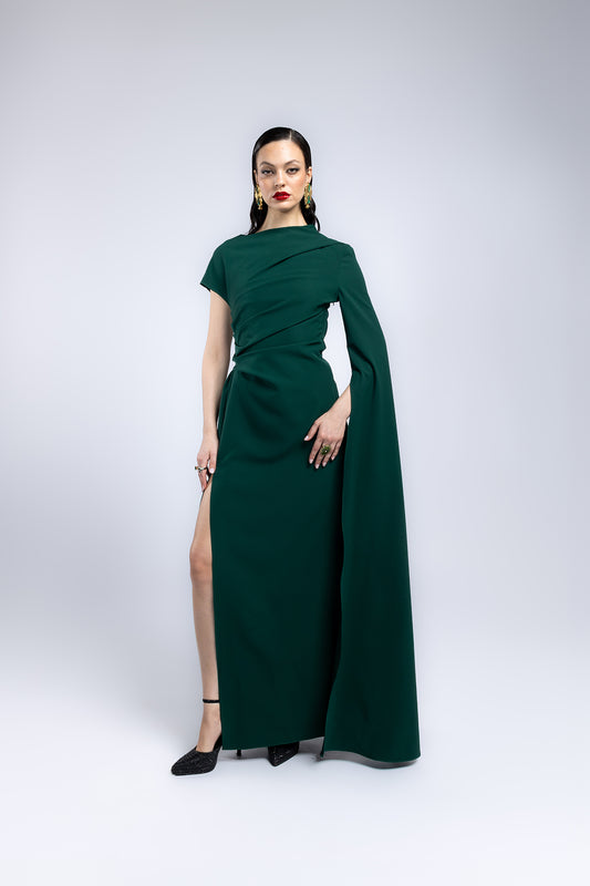 Abito lungo con spacco e manica mantella