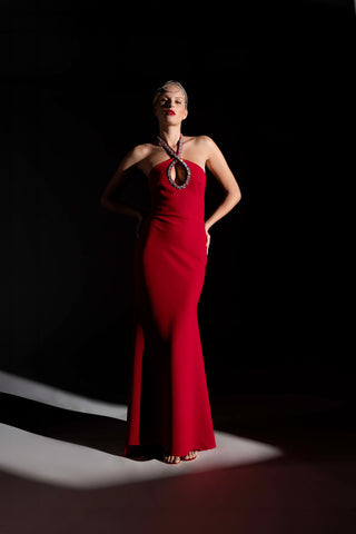 Abito a sirena lungo in cady con scollo americano e strass