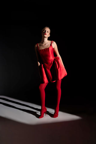 Abito in douchesse corto con arriccio sui fianchi