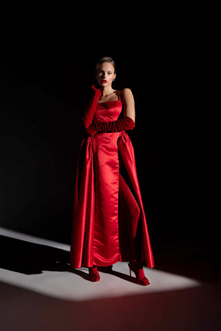 Abito in douchesse lungo con spacco e arriccio sui fianchi