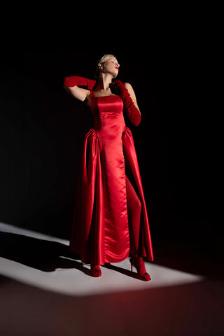 Abito in douchesse lungo con spacco e arriccio sui fianchi